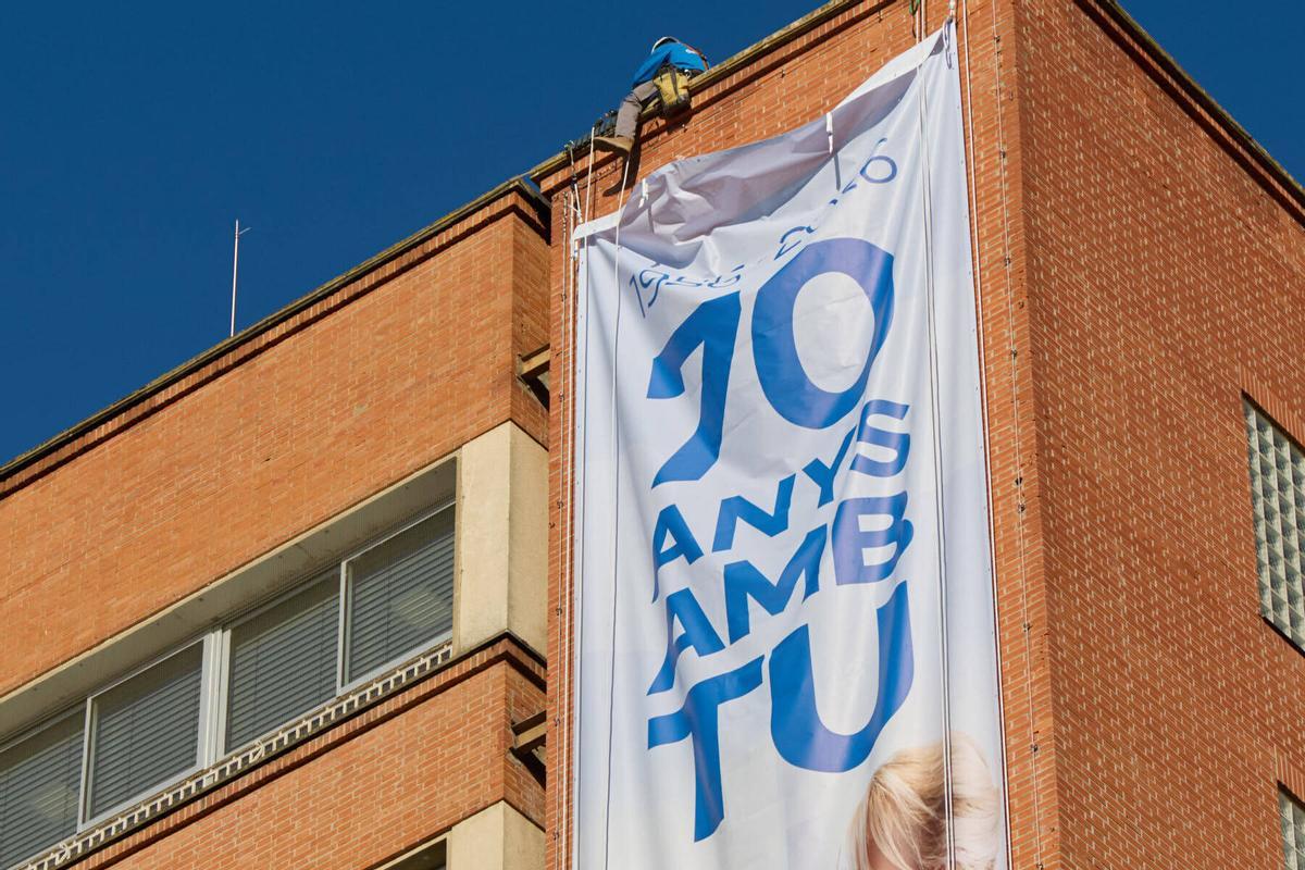 Desplegament de la lona commemorativa 70è aniversari Hospital Trueta