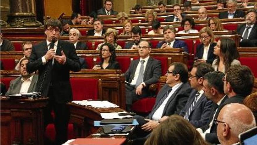 Carles Puigdemont parlant durant el ple del Parlament.