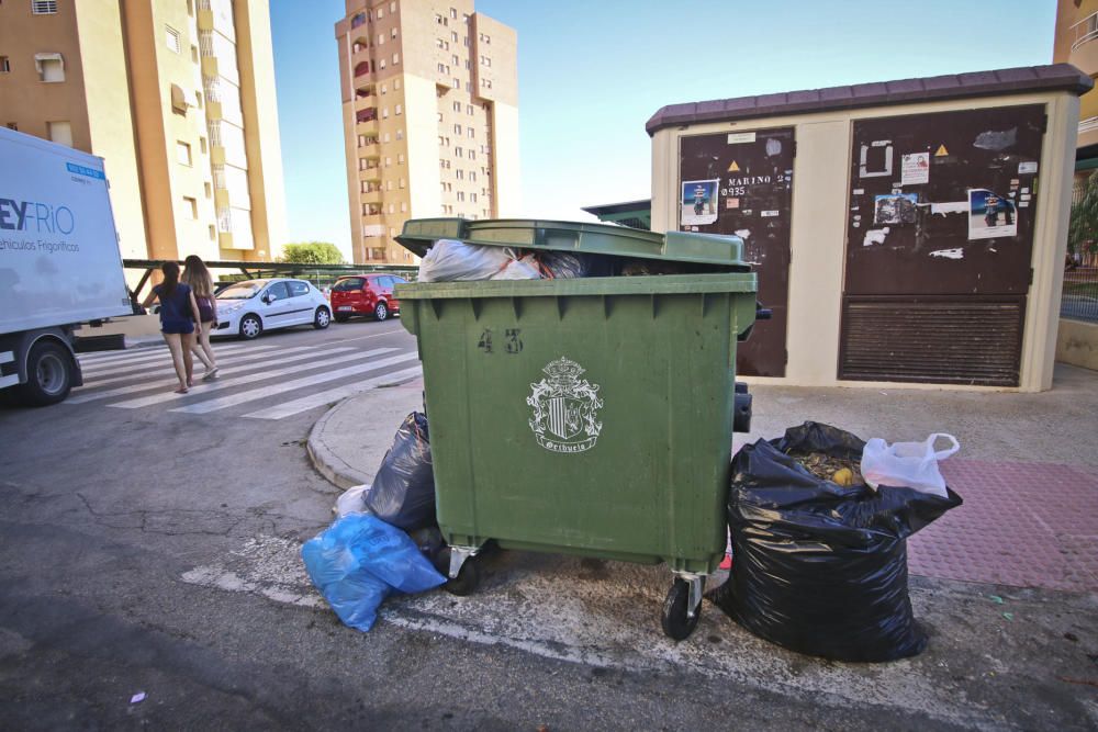 La basura se acumula en las calles de Orihuela Cos