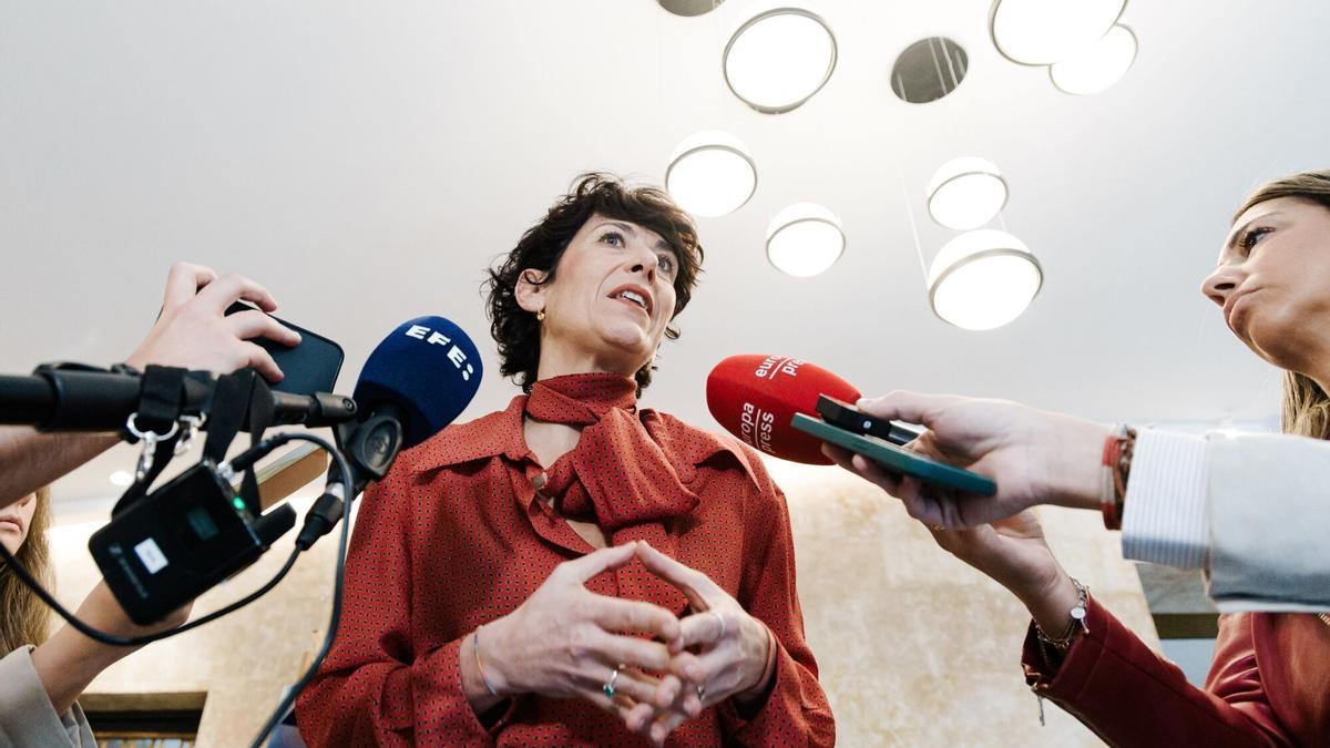 17/10/2025 La ministra de Inclusión, Seguridad Social y Migraciones, Elma Saiz, atiende a los medios de comunicación durante la inauguración de la exposición de la fotógrafa Madeleine Penfold, en el Ministerio de Inclusión, Seguridad Social y Migraciones, a 17 de octubre de 2025, en Madrid (España). La muestra reivindica la presencia y el poder de las mujeres en espacios tradicionalmente masculinos a través de la mirada de la artista británica cuyo trabajo abarca desde atletas de élite hasta equipos locales. POLITICA Carlos Luján - Europa Press