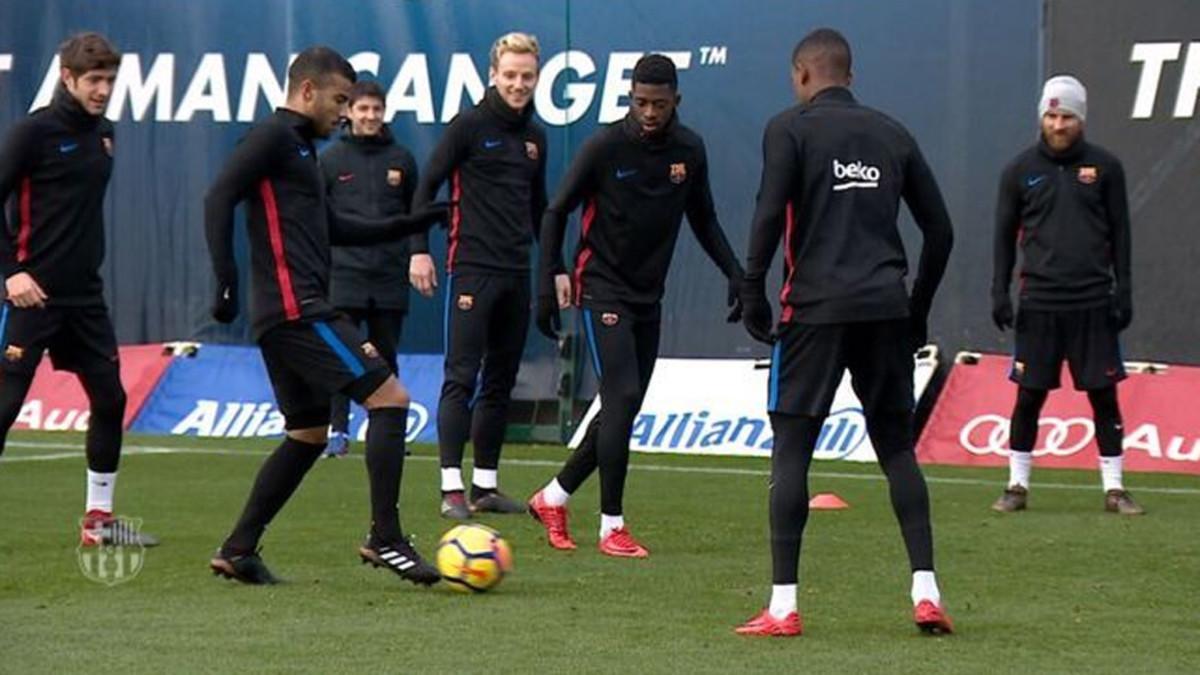 Dembélé y Rafinha, participando en un rondo con sus compañeros