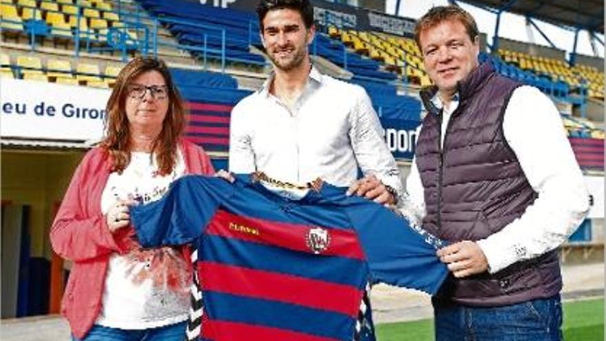 Marcos Tébar, al costat d&#039;Isabel Tarragó i Javi Salamero, amb la samarreta del seu nou equip.