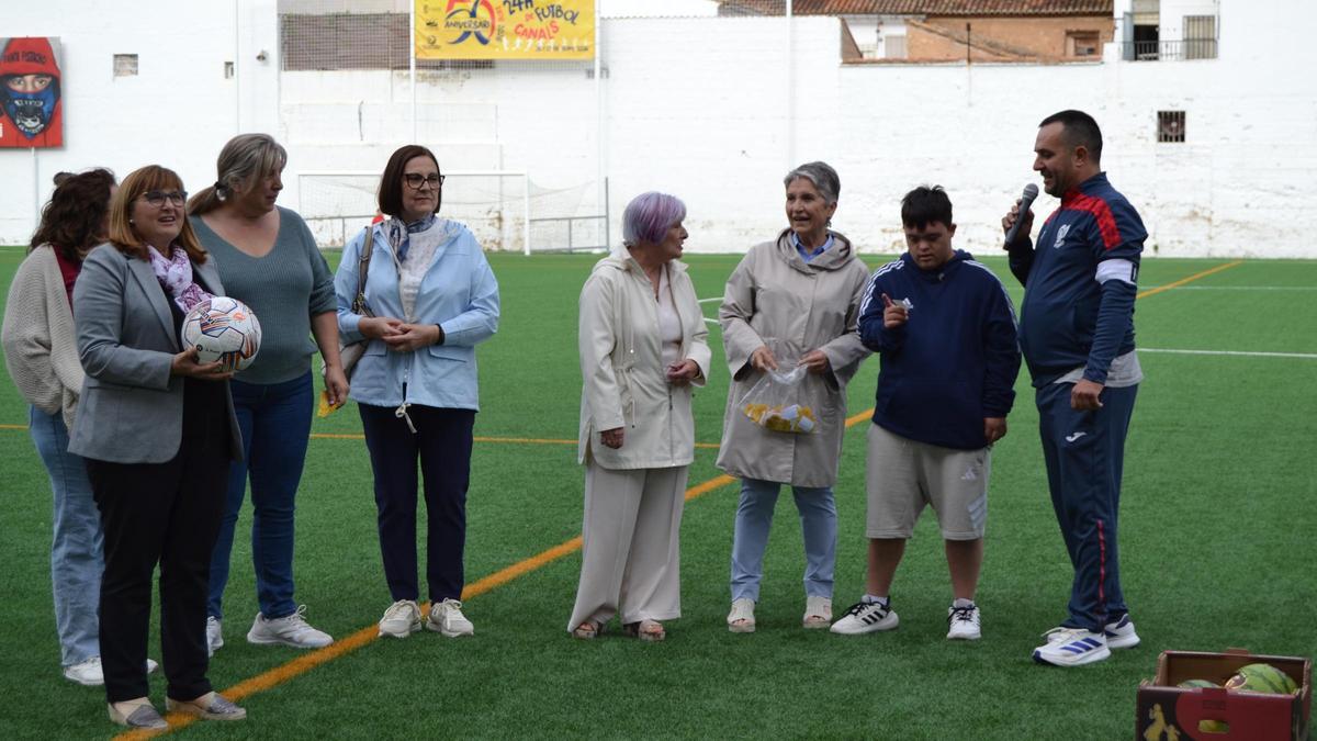 Representantes de la Asociación Contra el Cáncer de Canals en el partido de la UD Canals.