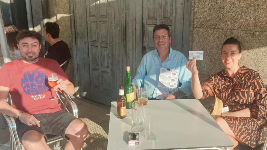 Moisés Moreno, Francisco Ocaña y Verónica López en una mesa de la terraza del local.