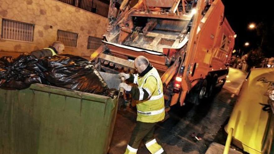 Imagen de archivo de operarios trabajando en el servicio de recogida de residuos.