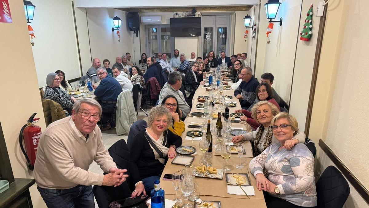 Asistentes a una cena de apoyo a Pío Lledó e Isabel Benet.