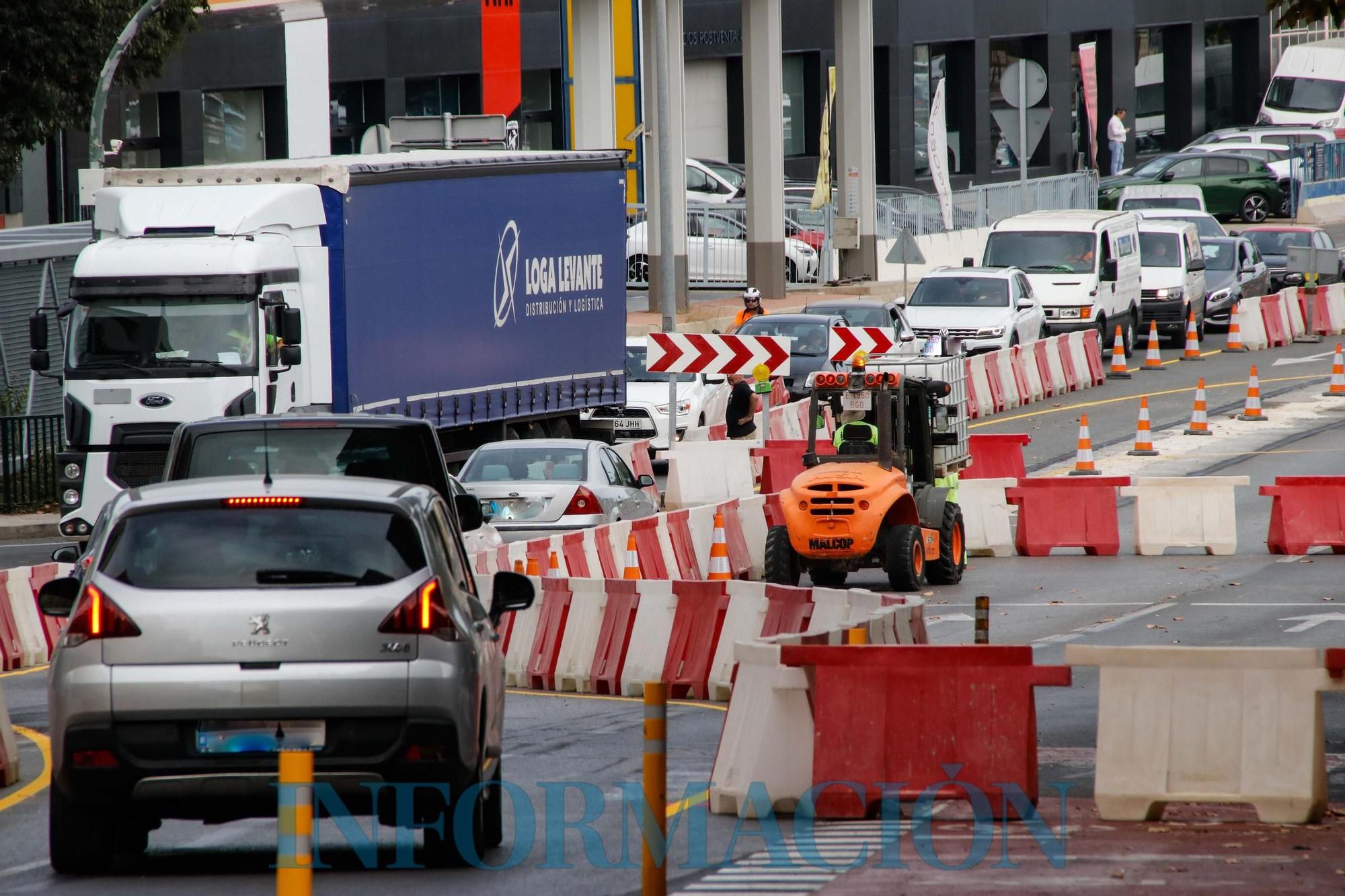 Retenciones y cortes de tráfico por las obras de la rotonda norte en Alcoy