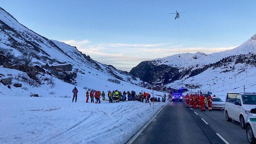 Una allau de neu a Àustria sepulta una desena d’esquiadors