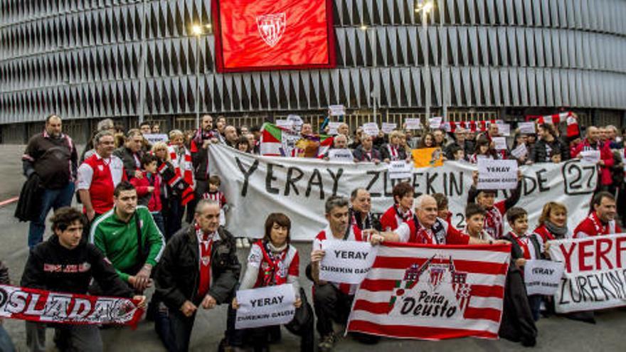 La afición del Athletic da su apoyo a Yeray.