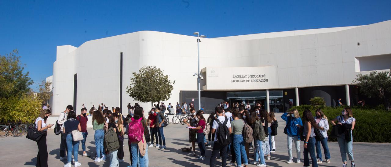 Estudiantes de Magisterio a las puertas de la Facultad de Educación de la UA.