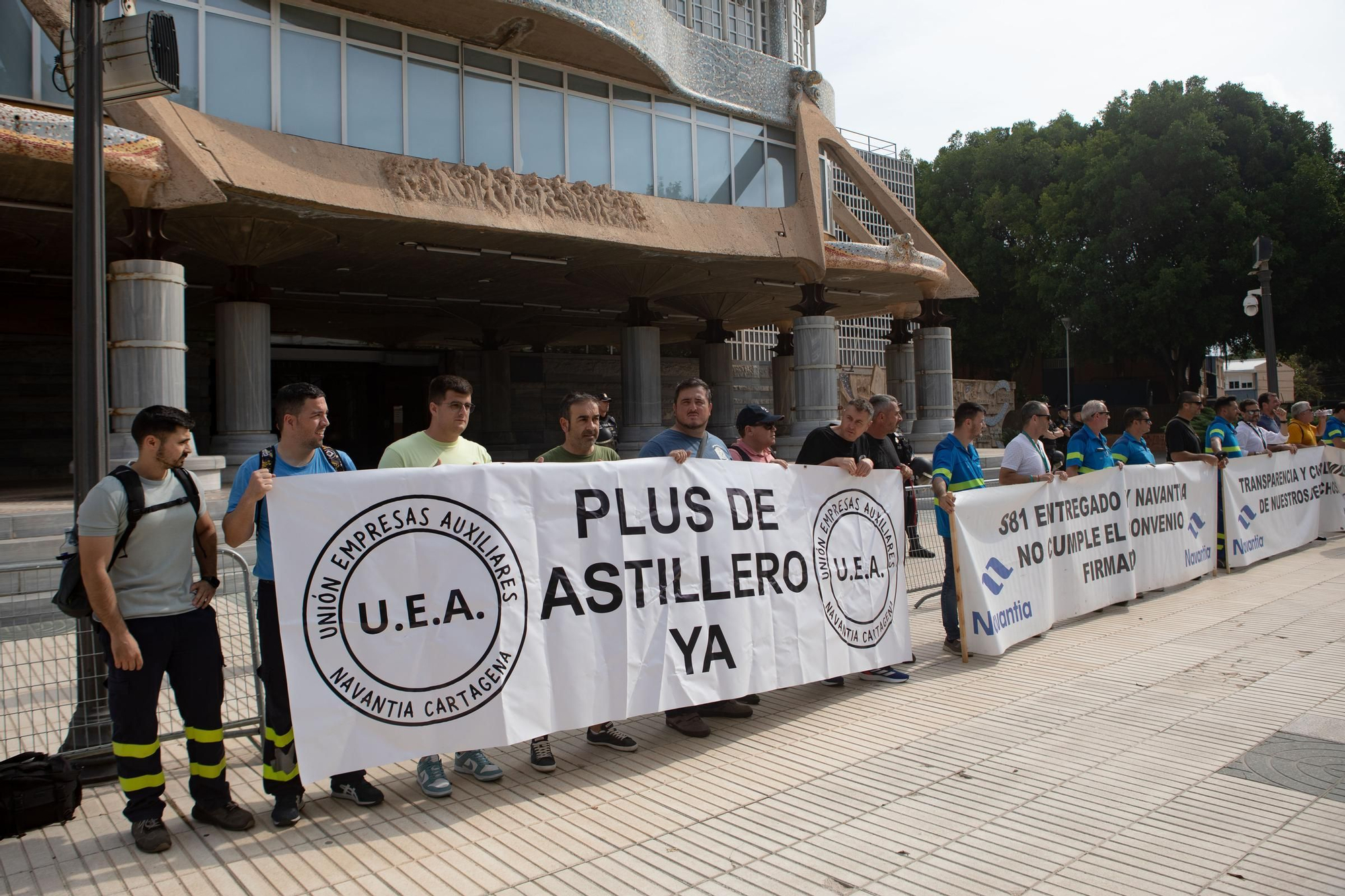Los trabajadores de Navantia protestan frente a la Asamblea Regional