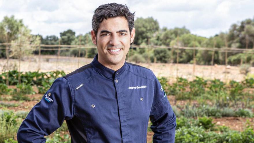 El chef mallorquín junto al huerto de la finca donde está el lujoso hotel