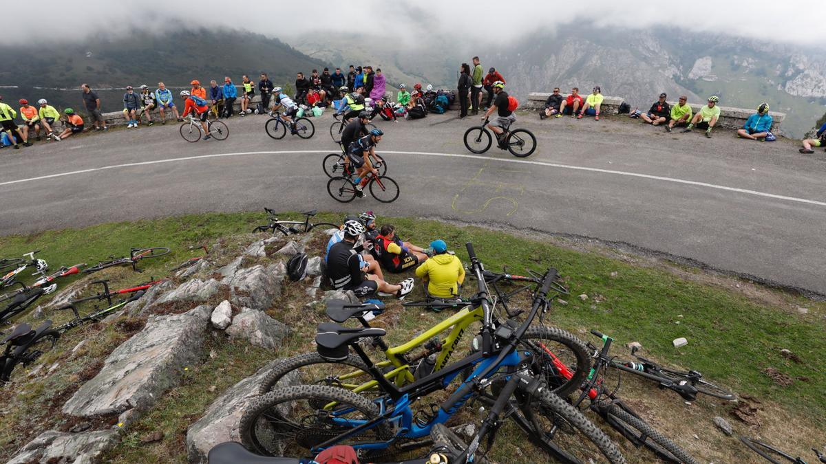 Ambiente en una etapa Asturiana de la Vuelta a España.