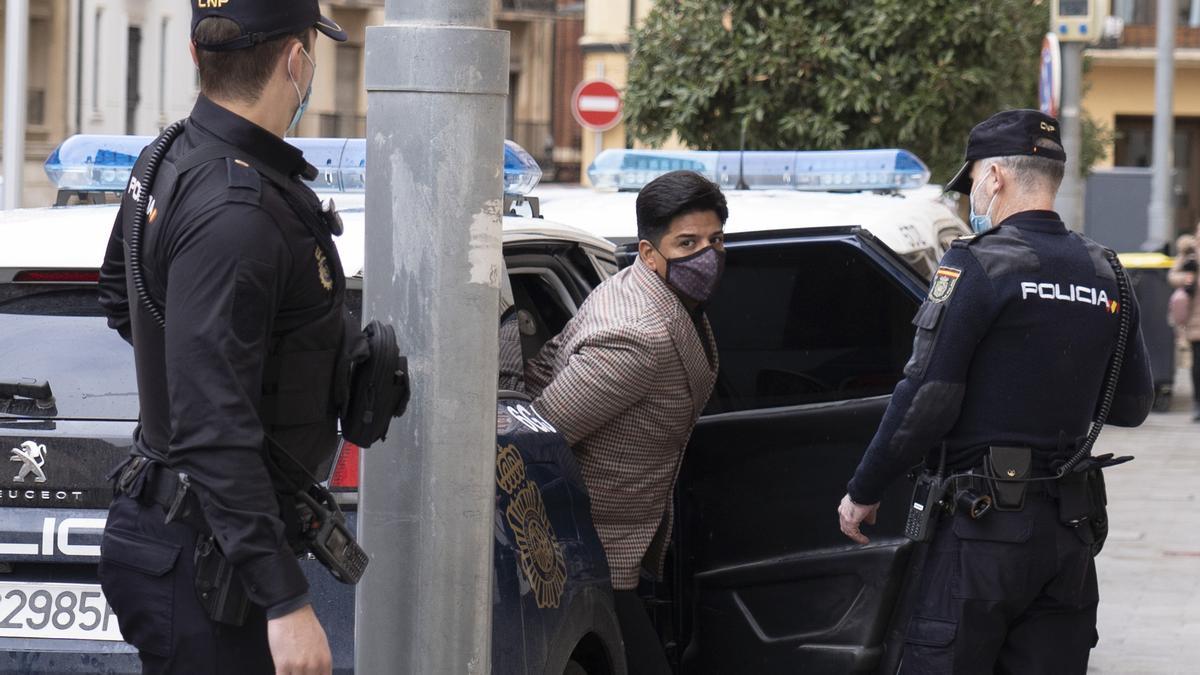 Jorge Manero, custodiado por la Policía al llegar a la Audiencia.