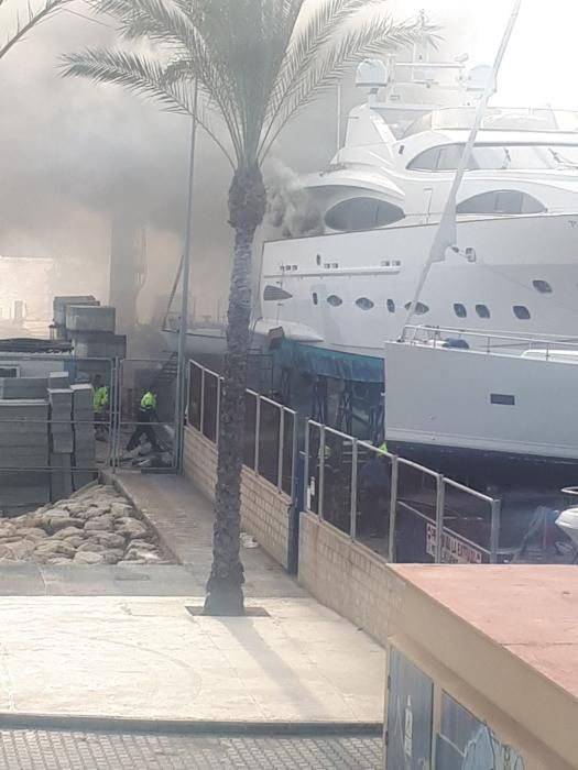 Arde un yate en el puerto pesquero de Alicante