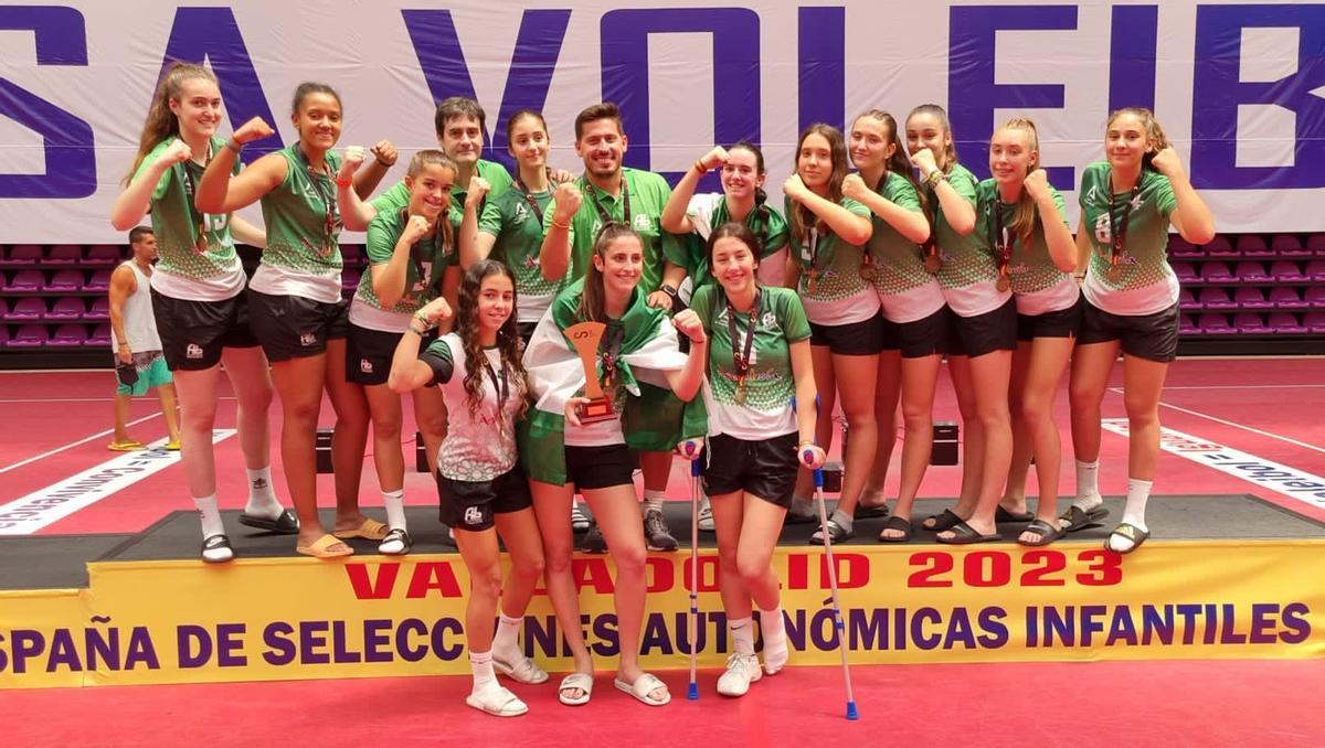 La selección andaluza cadete femenina de voleibol celebra el título de campeona de España.