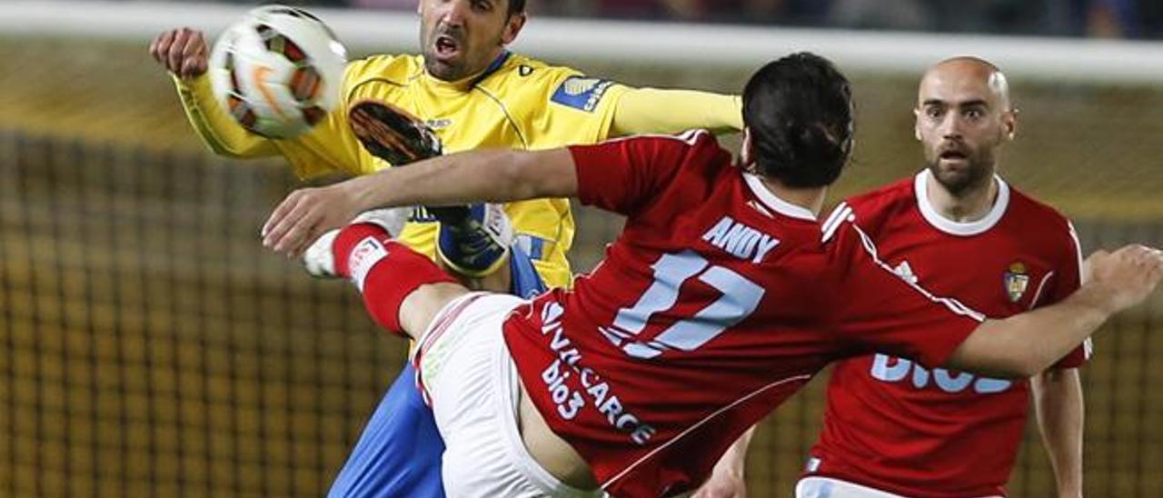 Juan Emmanuel Culio disputa la pelota durante el encuentro del sábado con Andy ante la mirada de Infante.