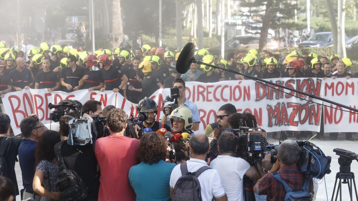 Concentración de bomberos en la Ciudad de la Justicia