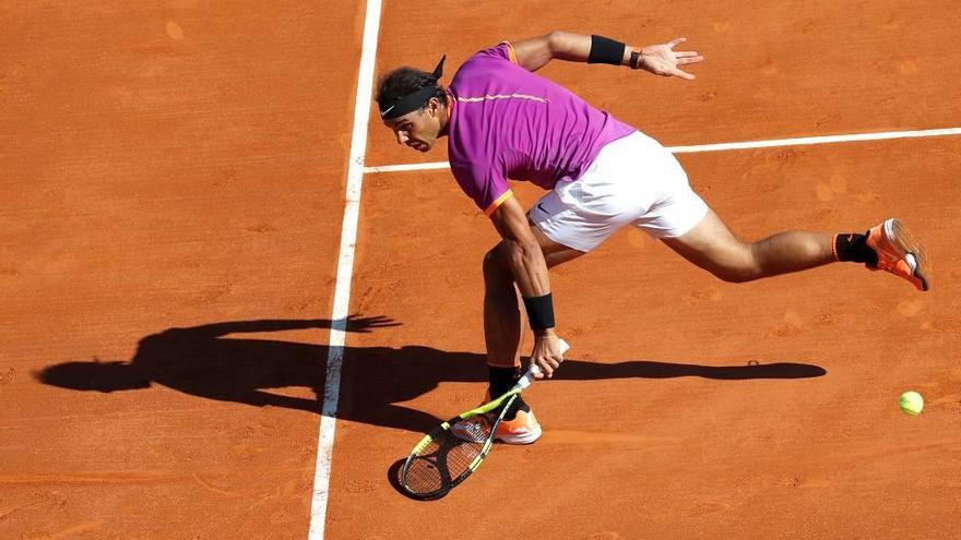 Rafel Nadal devuelve una pelota durante el partido que disputó ayer en Mónaco frente al alemán Alexander Zverev.