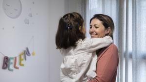 Ana Belén Rueda, ex-paciente de cáncer, junto a su hija 