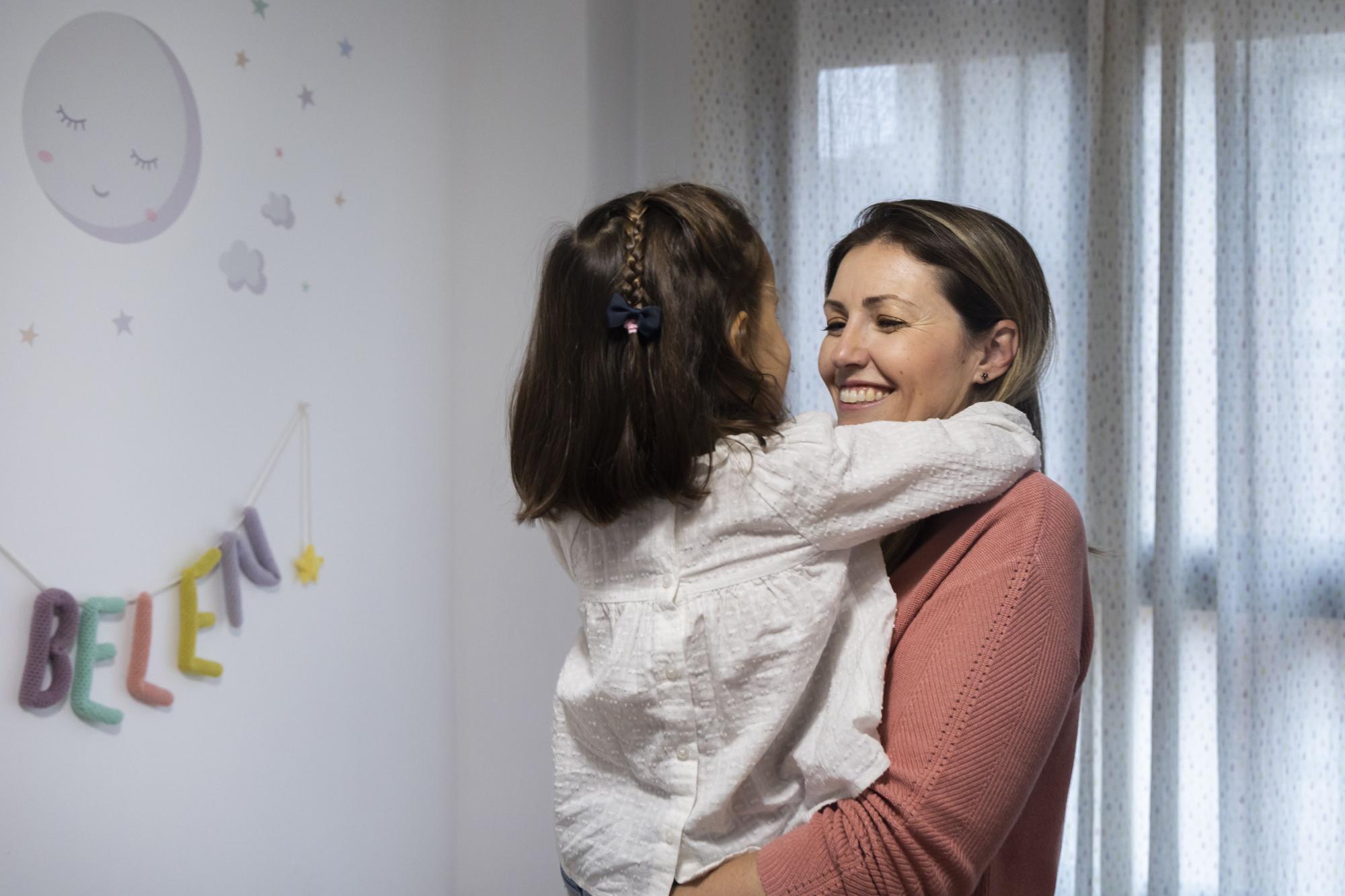 Ana Belén Rueda, ex-paciente de cáncer, junto a su hija