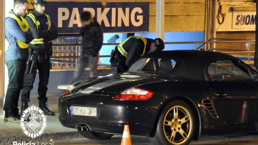 Der deutsche Polizeischüler (links) lernt bei der Ortspolizei in Palma die Praxis kennen.