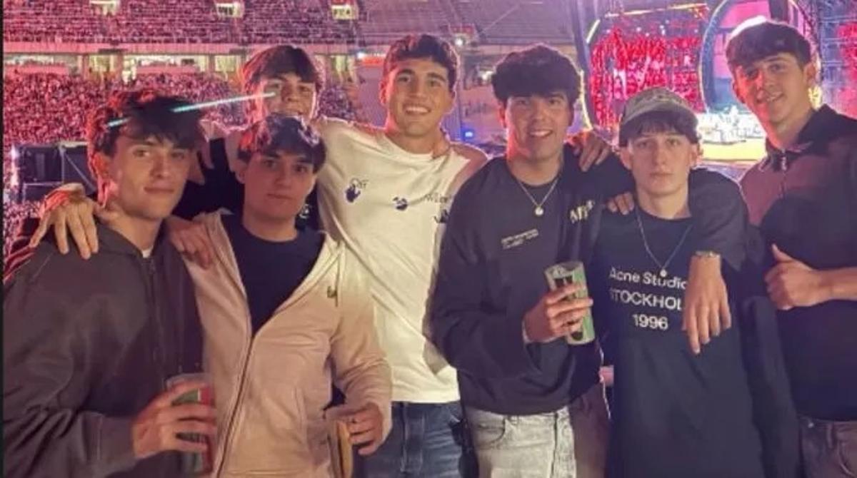 Pau Cubarsí disfrutó de la despedida de Oques Grasses junto a sus amigos.
