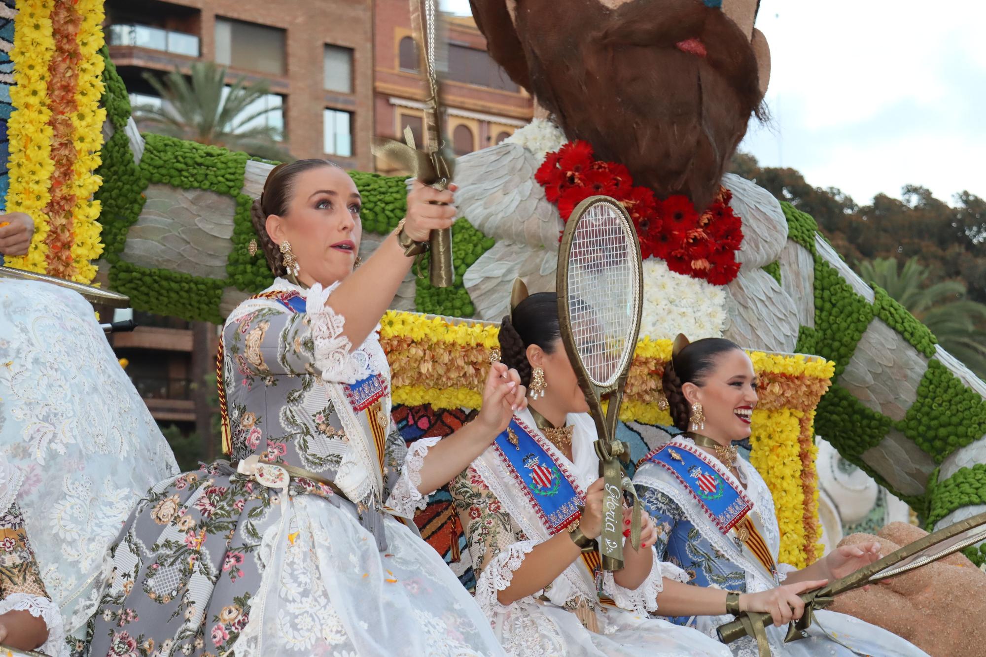 La Batalla de Flores reúne a las falleras de 2022 y 2023