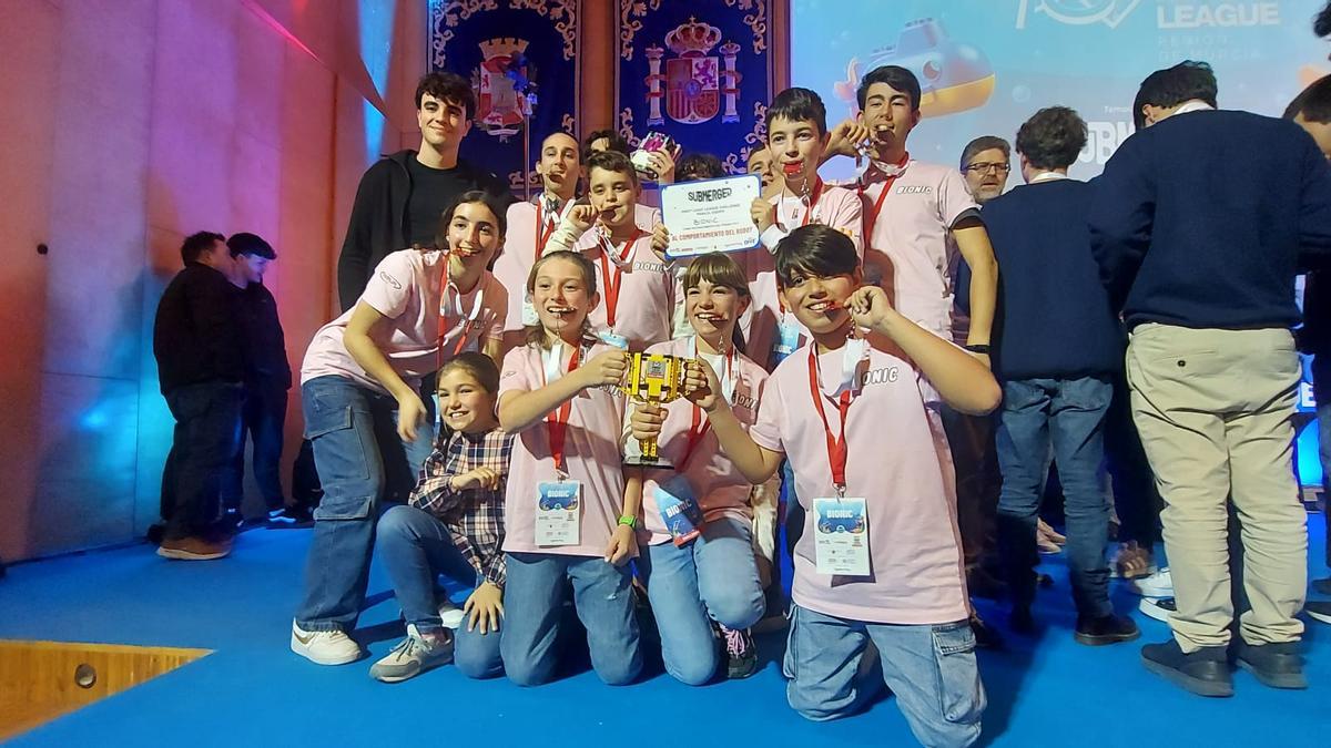 Los integrantes del Equipo Bionic celebran la victoria en la fase regional.