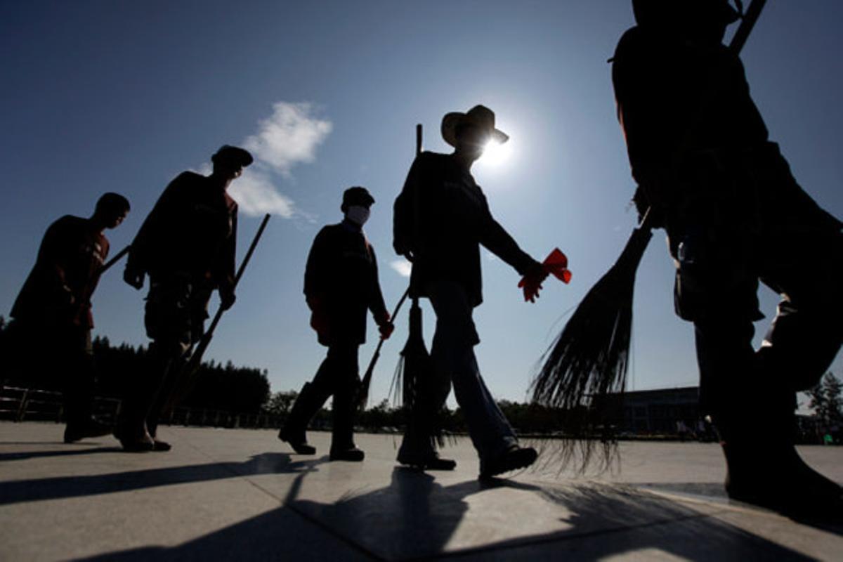 Soldats tailandesos amb escombres netegen la zona de Patum Thani, als afores de Bangkok, després de les inundacions.