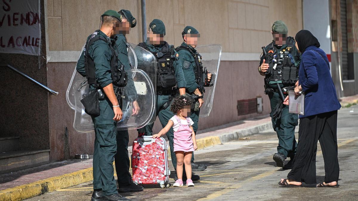 La Guardia Civil desaloja un apartahotel en La Mata en el que residían familias que denuncian haber sido estafadas