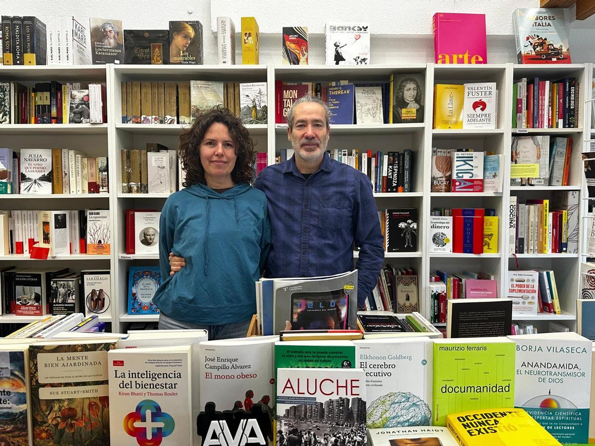 Antonio y Mercedes regentan la librería desde 2018