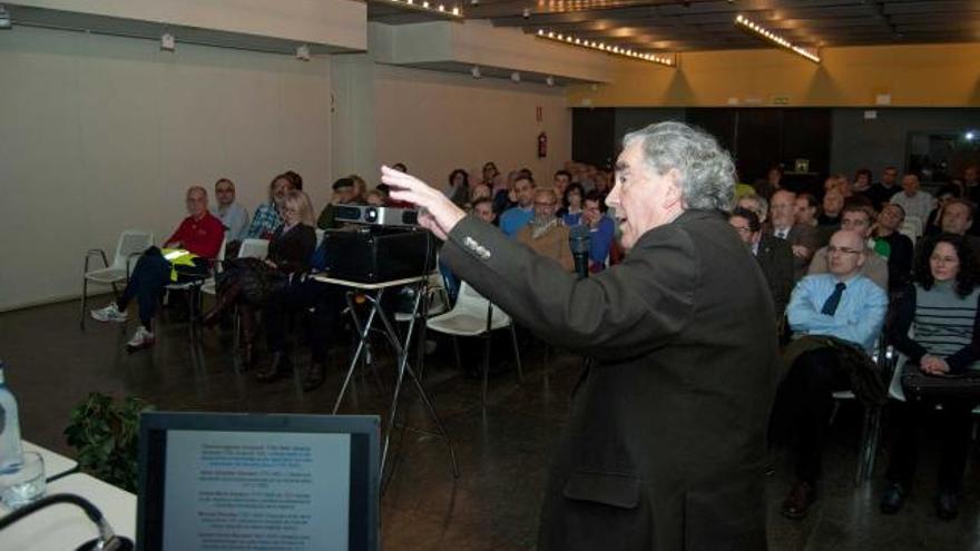 El científico Antonio Hernando Grande se dirige al público durante su conferencia.