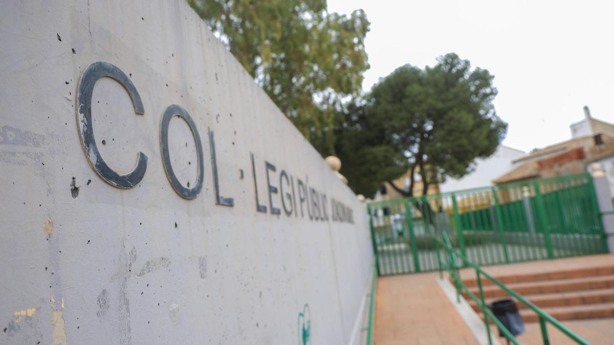 Fachada de un colegio público valenciano.