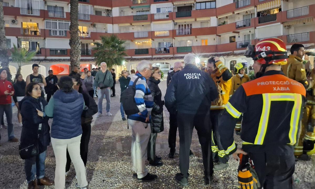 Vecinos desalojados y responsables municipales y de seguridad, en el incendio de Jávea Park