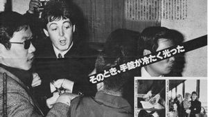 La detención de McCartney en el aeropuerto de Narita, como lo reflejó la prensa japonesa de la época.