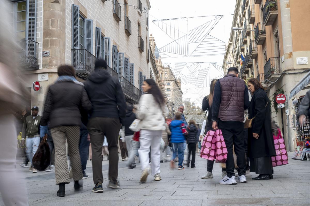 Ambiente de compras por el centro de Barcelona, en una imagen de archivo.
