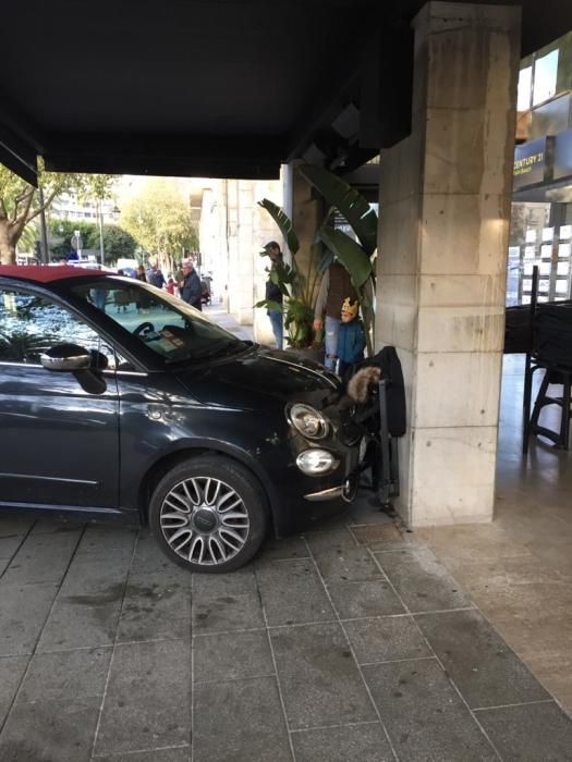 Pánico en el Paseo de Mallorca al subirse un coche a la acera