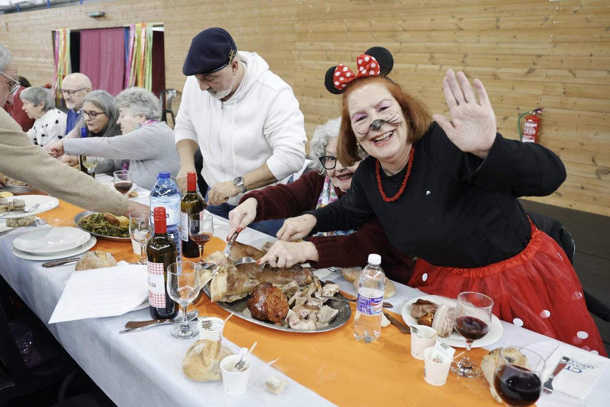 Tributo a los mayores de Ames con más de mil kilos de cocido y música