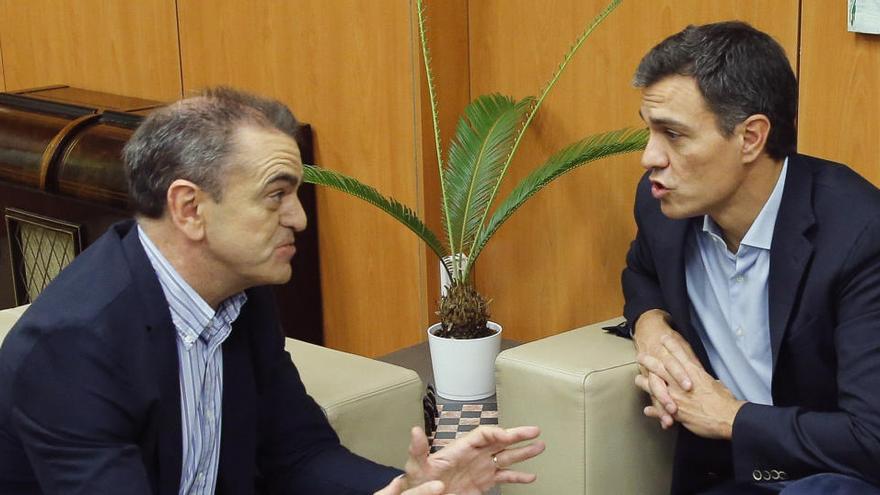 Pedro Sánchez en una renunión con José Manuel Franco.