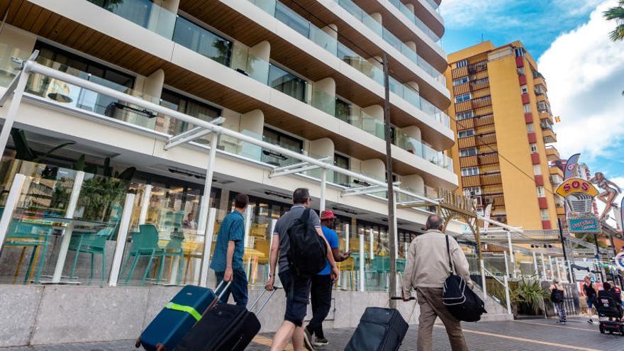 Benidorm ingresa más de 850.000 euros por la subida de categoría de varios hoteles