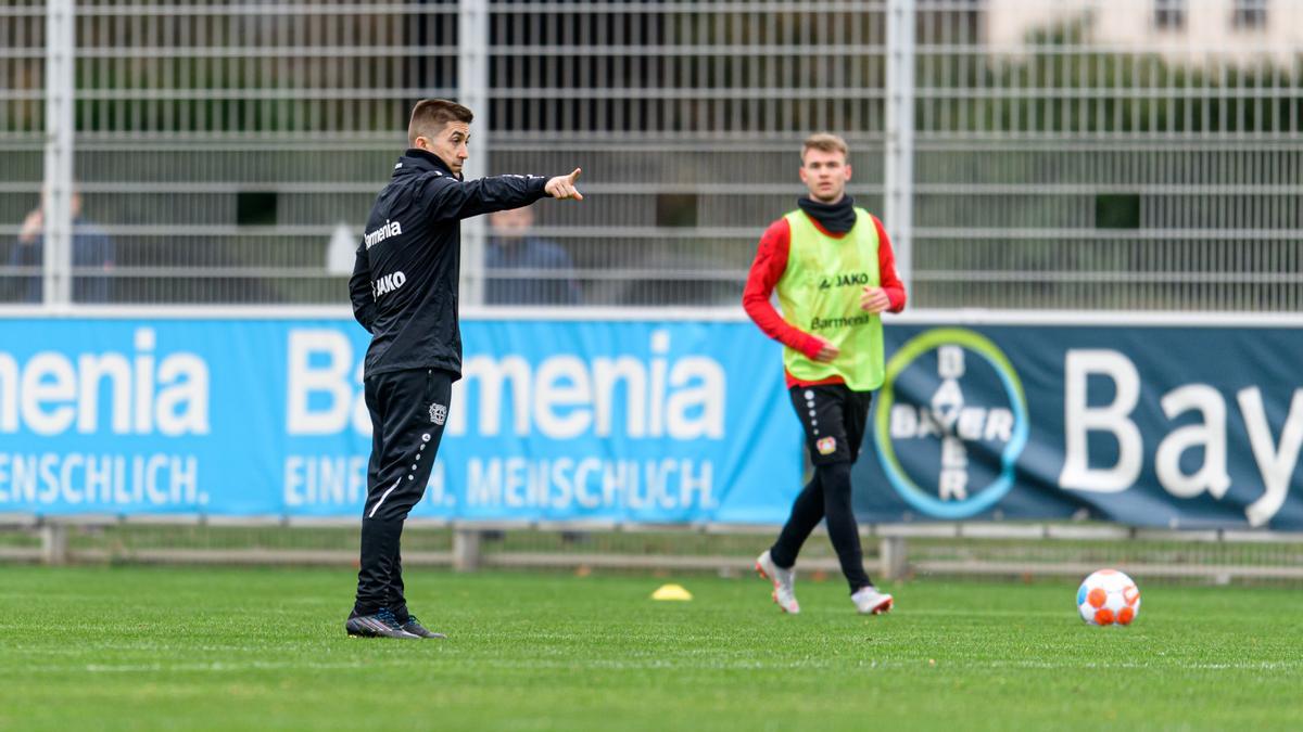 Alberto Encinas, durante una sesión de entrenamiento del Bayer