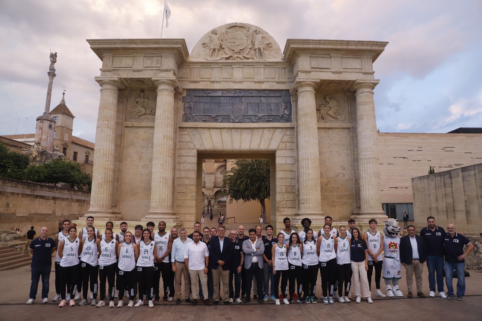 La puesta de largo de los equipos del Coto Córdoba de Baloncesto en imágenes