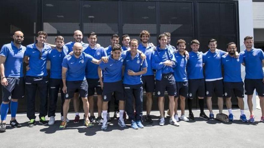 Los 18 jugadores convocados por Mir posan en el Rico Pérez, ayer, antes de subirse al autobús.