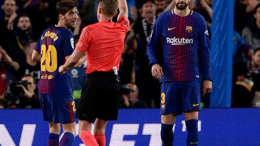 Hernández Hernández expulsa el domingo a Sergi Roberto ante la mirada de Piqué.