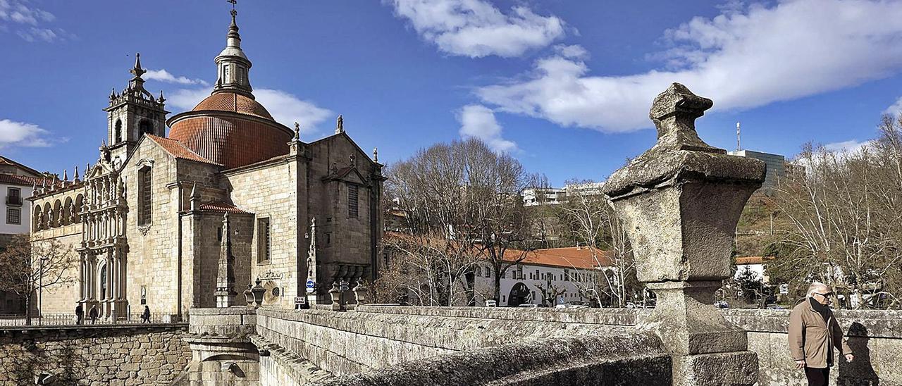 Puente y monasterio de São Gonçalo, en Amarante.