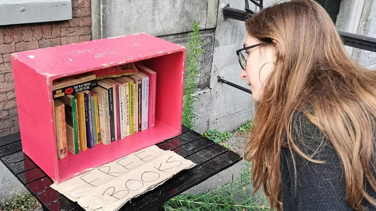 Una joven observa una caja con libros ‘libres’ en Ámsterdam