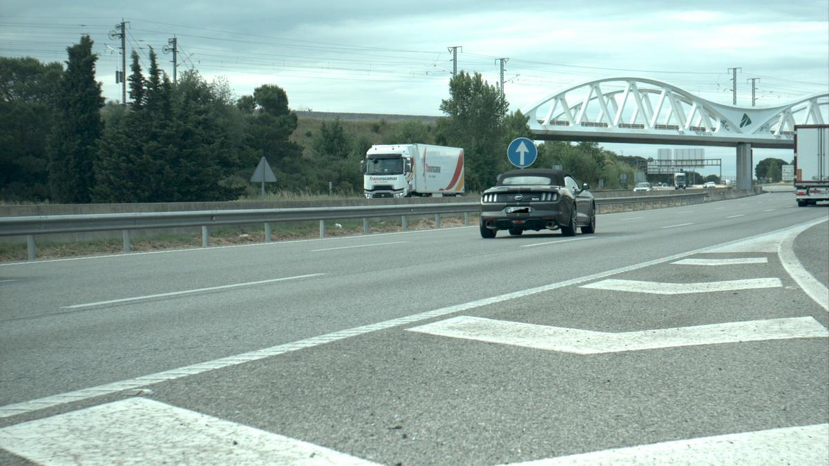 Vehicle al quilòmetre 71,5 de l’autopista AP-7, dins del terme municipal de Riudellots de la Selva, direcció Figueres.