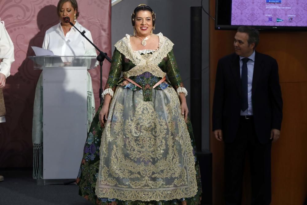 Desfile benéfico de indumentaria valenciana de Albaes en Nuevo Centro