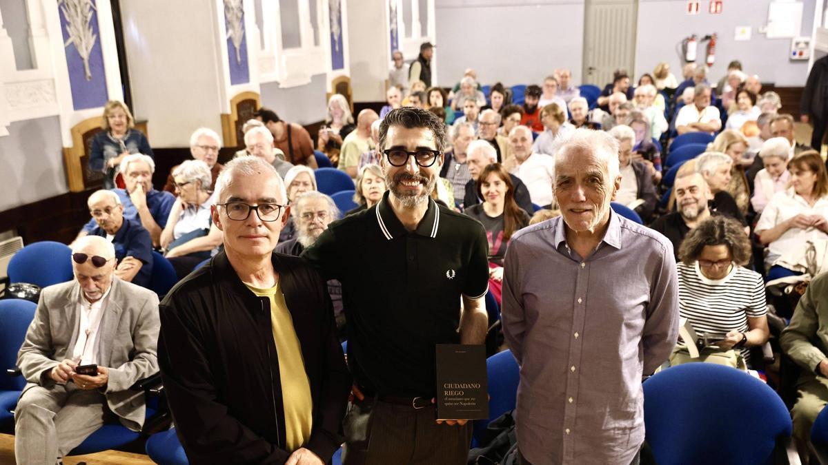 Por la izquierda, Antón García, Tito Montero y Pedro de Silva, antes del acto.